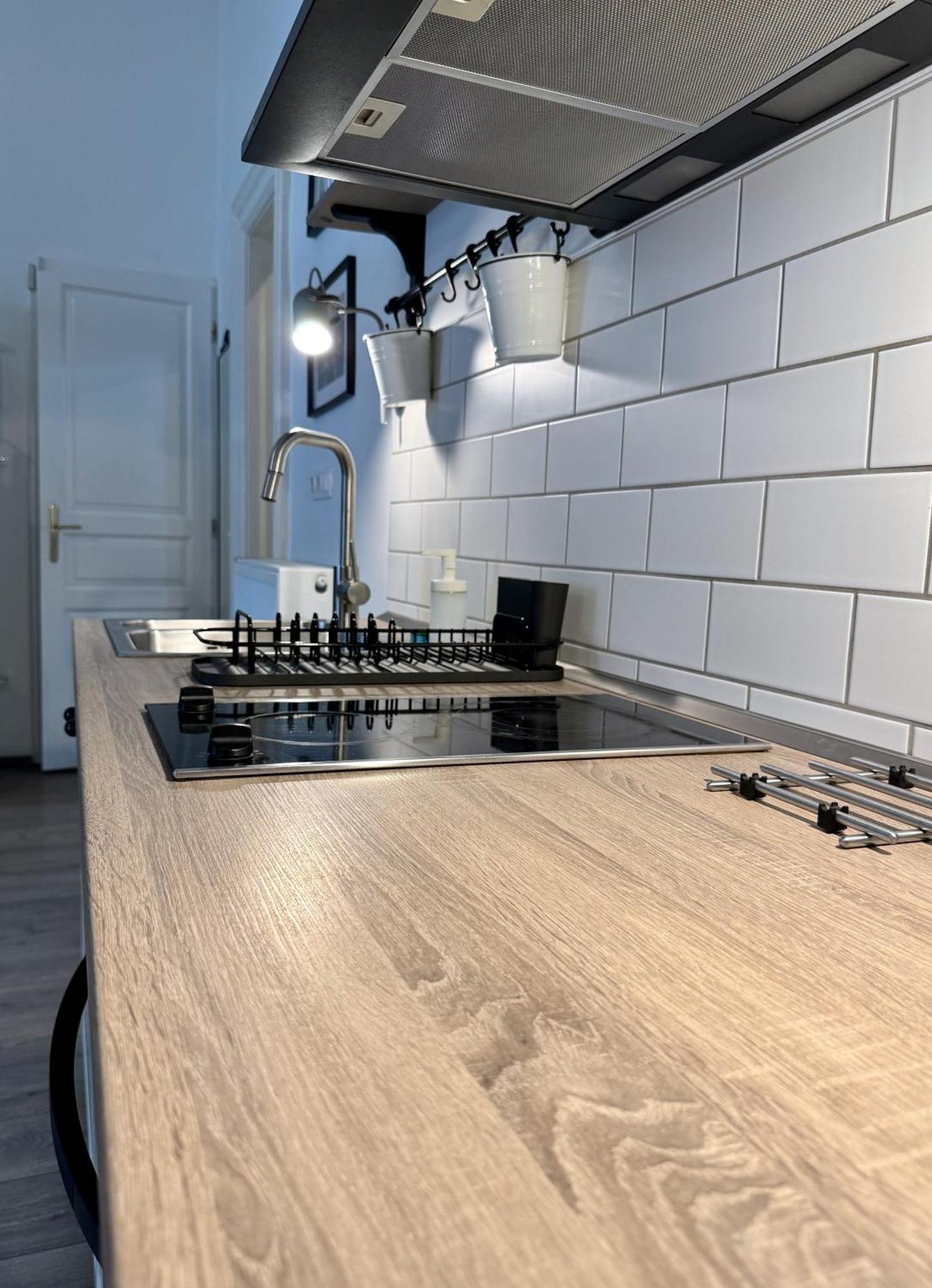 By Hi5 Apartments- Erzsebet 44 Apartamento Budapeste